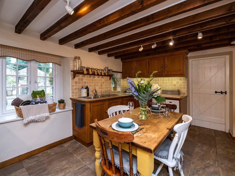 Cottage | Private kitchen | Microwave, dishwasher, electric kettle, toaster