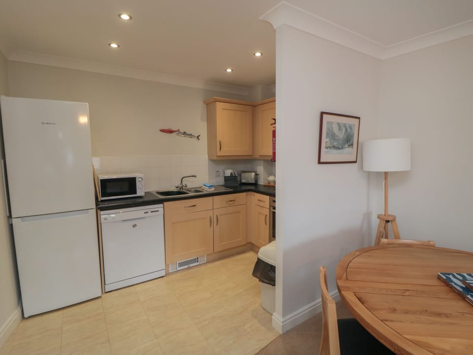Cottage | Private kitchen | Microwave, dishwasher, electric kettle, cookware/dishes/utensils