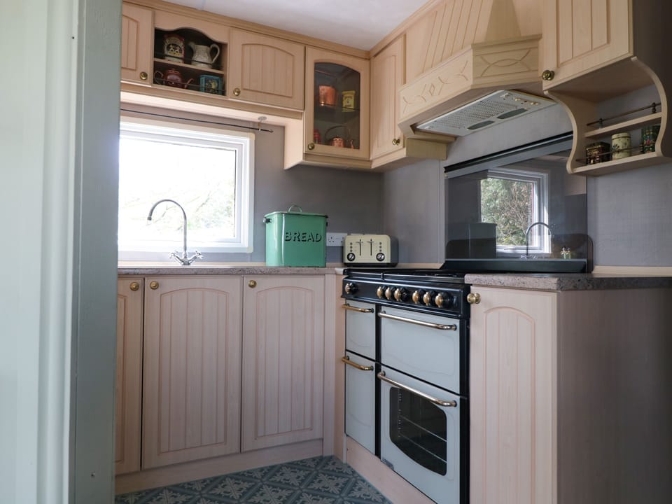 Cottage | Private kitchen | Fridge, microwave, electric kettle, cookware/dishes/utensils
