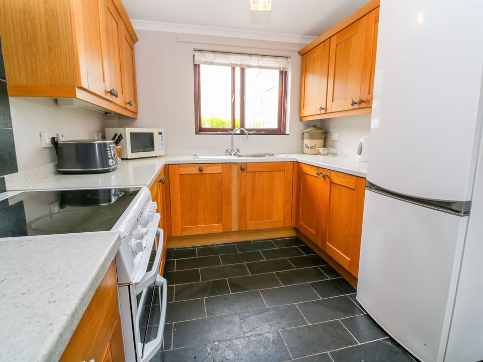 Cottage | Private kitchen | Microwave, stovetop, dishwasher, electric kettle