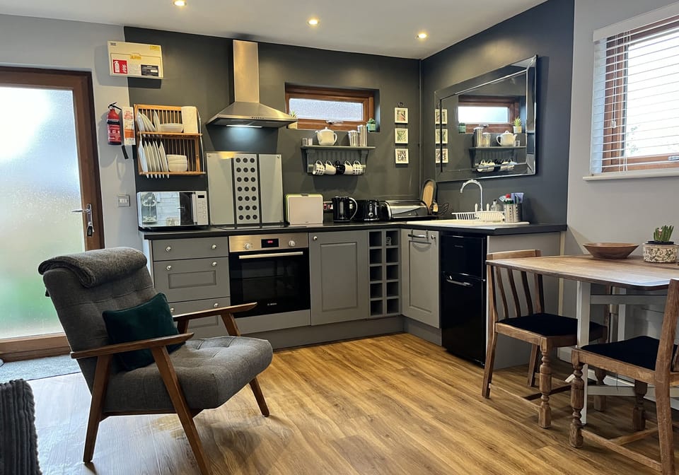 Cottage | Private kitchen | Electric kettle, toaster, cookware/dishes/utensils