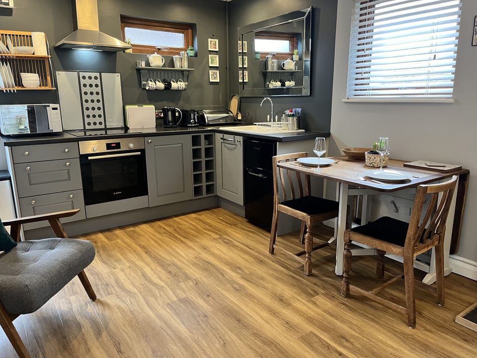 Cottage | Private kitchen | Electric kettle, toaster, cookware/dishes/utensils