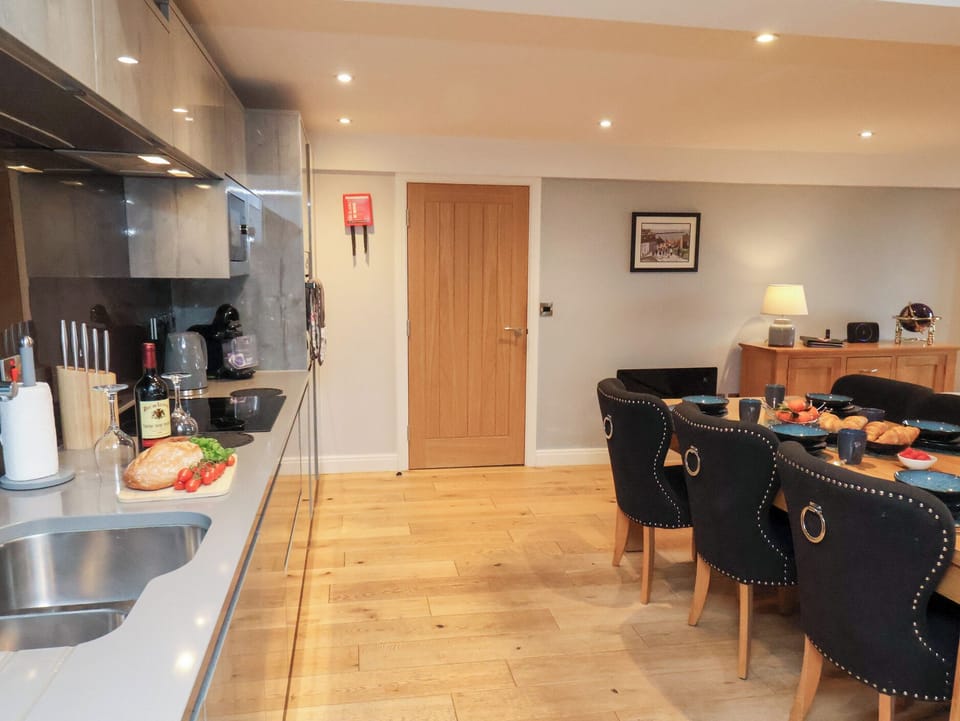 Cottage | Dining