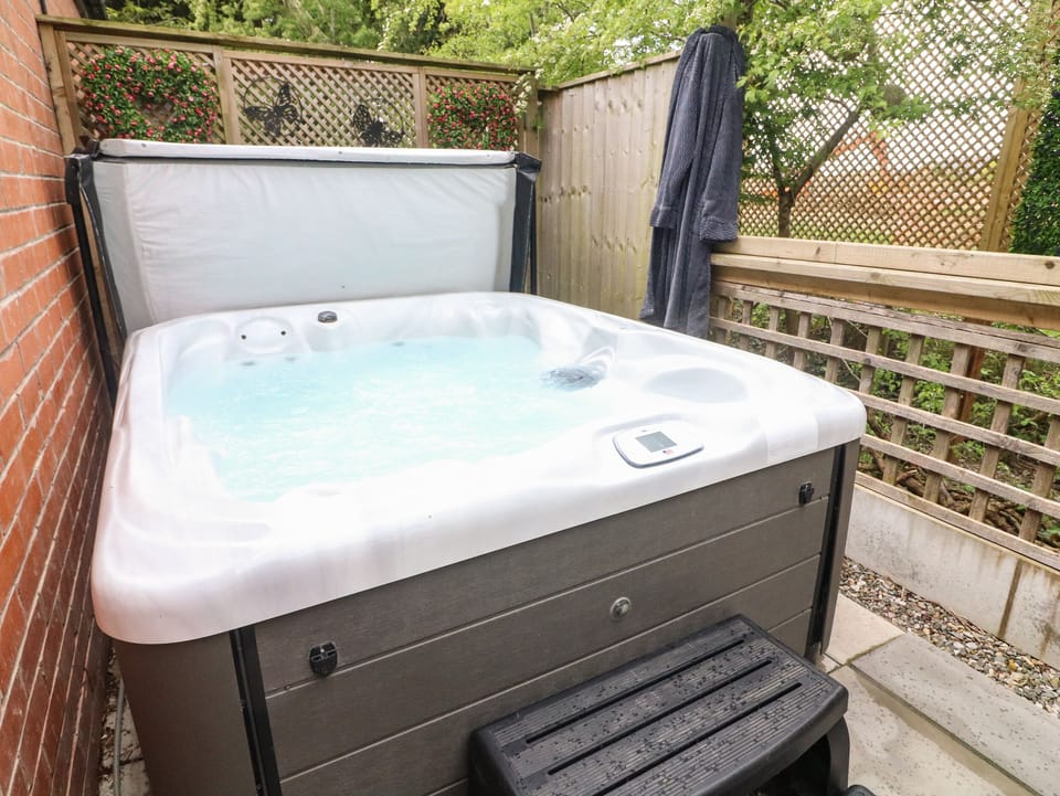 Cottage | Outdoor spa tub
