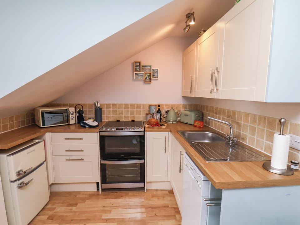 Cottage | Private kitchen | Microwave, dishwasher, electric kettle, toaster