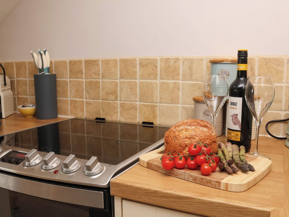 Cottage | Private kitchen | Microwave, dishwasher, electric kettle, toaster