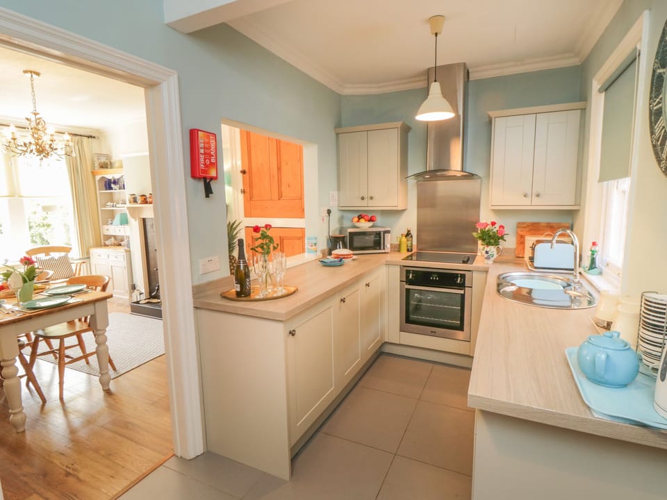 Cottage | Private kitchen | Dishwasher, highchair, cookware/dishes/utensils