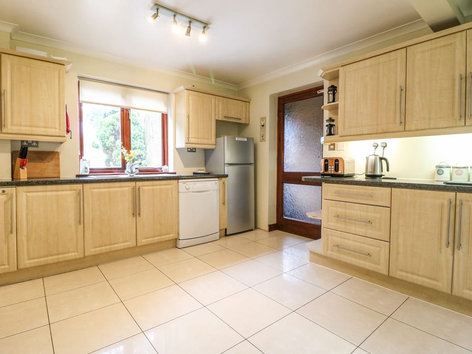 Cottage | Private kitchen | Dishwasher, electric kettle, toaster, highchair