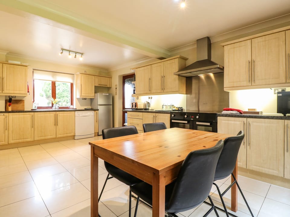 Cottage | Private kitchen | Dishwasher, electric kettle, toaster, highchair