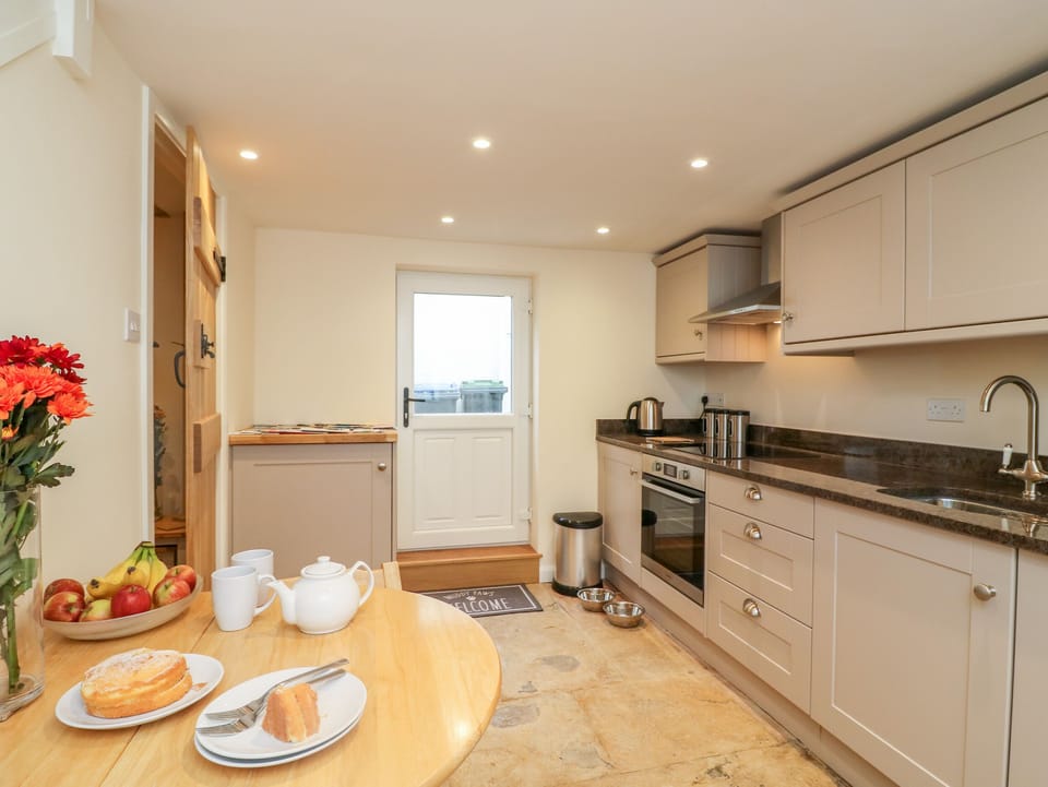 Cottage | Private kitchen | Dishwasher, cookware/dishes/utensils