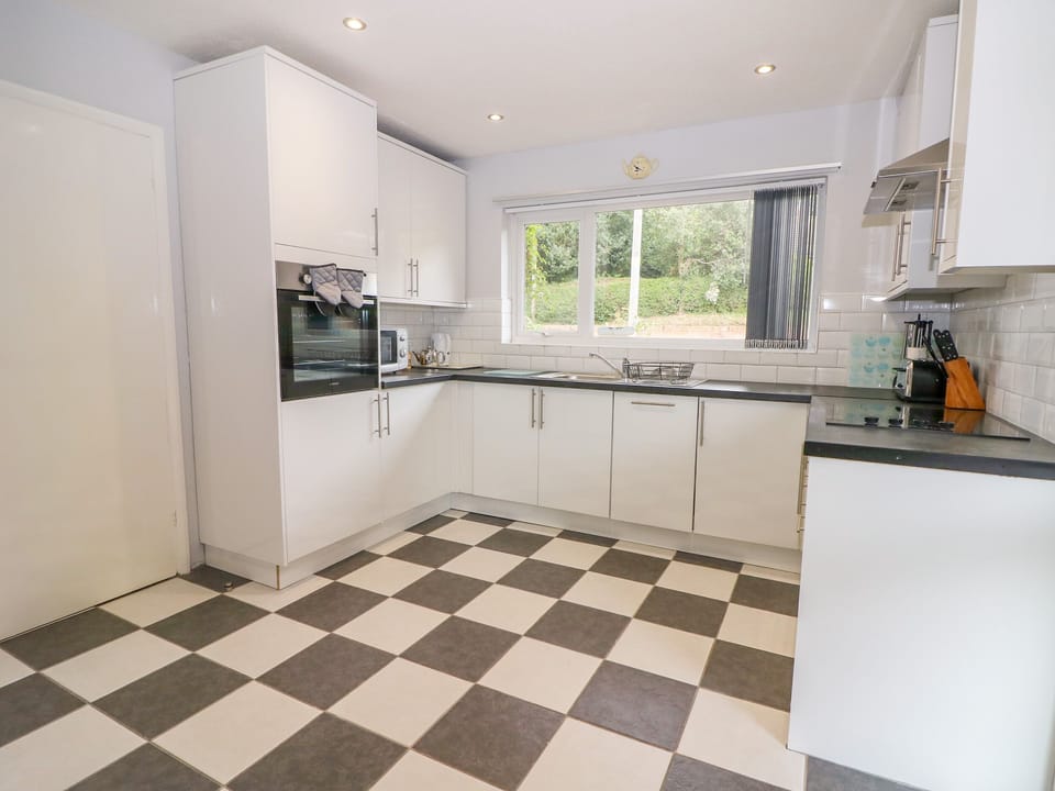 Cottage | Private kitchen | Dishwasher, electric kettle, toaster, cookware/dishes/utensils