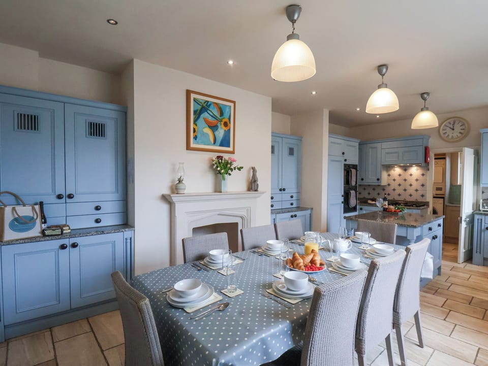 Cottage | Dining
