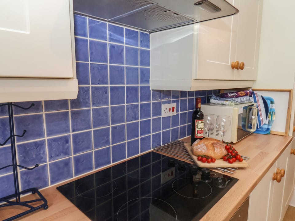Cottage | Private kitchen | Fridge, dishwasher, cookware/dishes/utensils