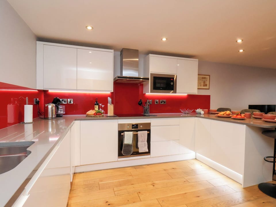Cottage | Private kitchen | Microwave, dishwasher, highchair, cookware/dishes/utensils