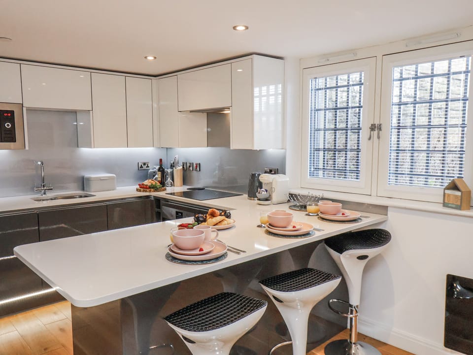 Cottage | Private kitchen | Fridge, microwave, dishwasher, electric kettle