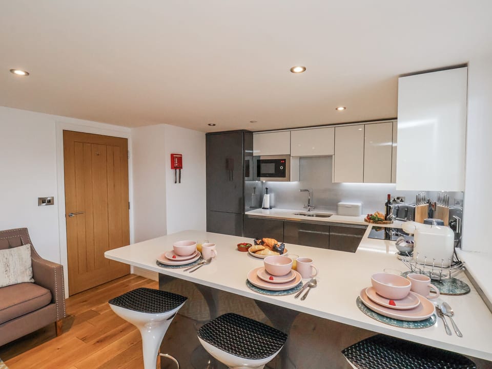 Cottage | Private kitchen | Fridge, microwave, dishwasher, electric kettle