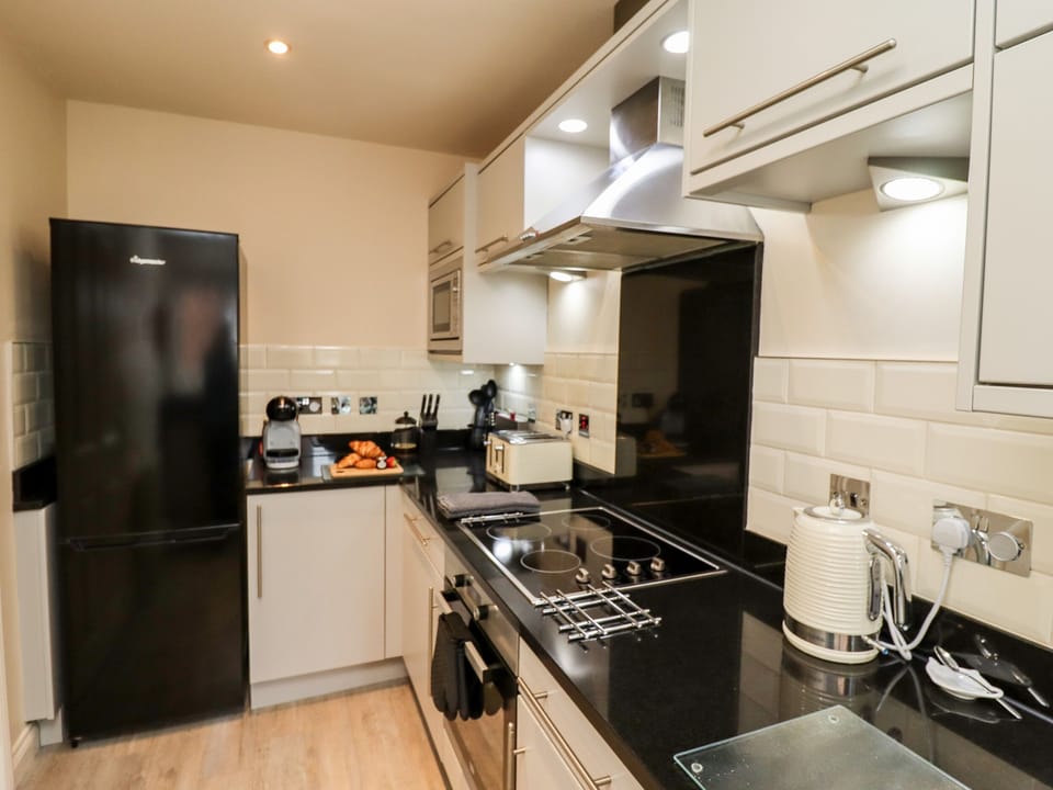 Cottage | Private kitchen | Dishwasher, highchair, cookware/dishes/utensils