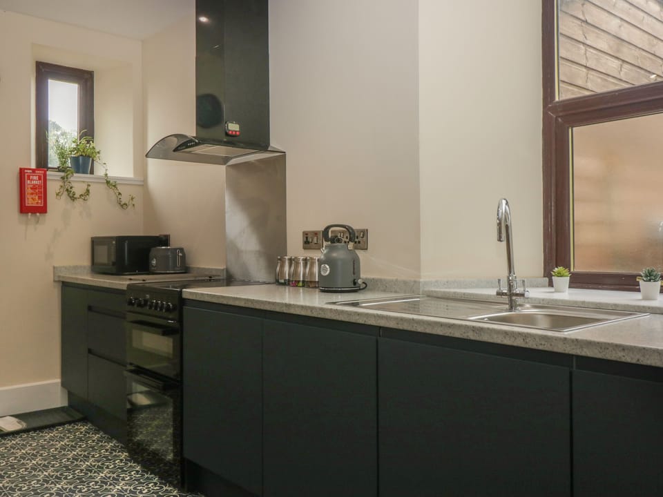 Cottage | Private kitchen | Oven, stovetop, coffee/tea maker, electric kettle