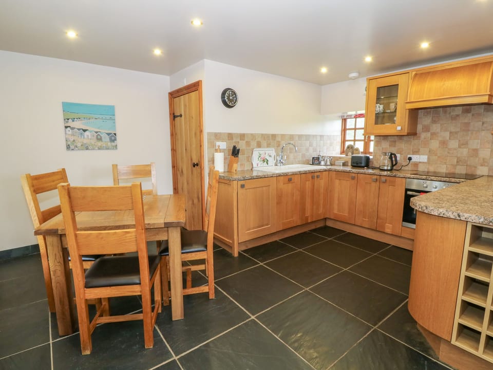 Cottage | Private kitchen | Microwave, stovetop, dishwasher, electric kettle
