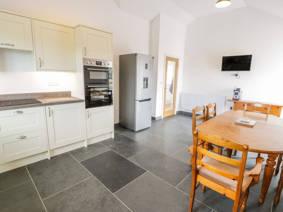 Cottage | Private kitchen | Dishwasher, cookware/dishes/utensils