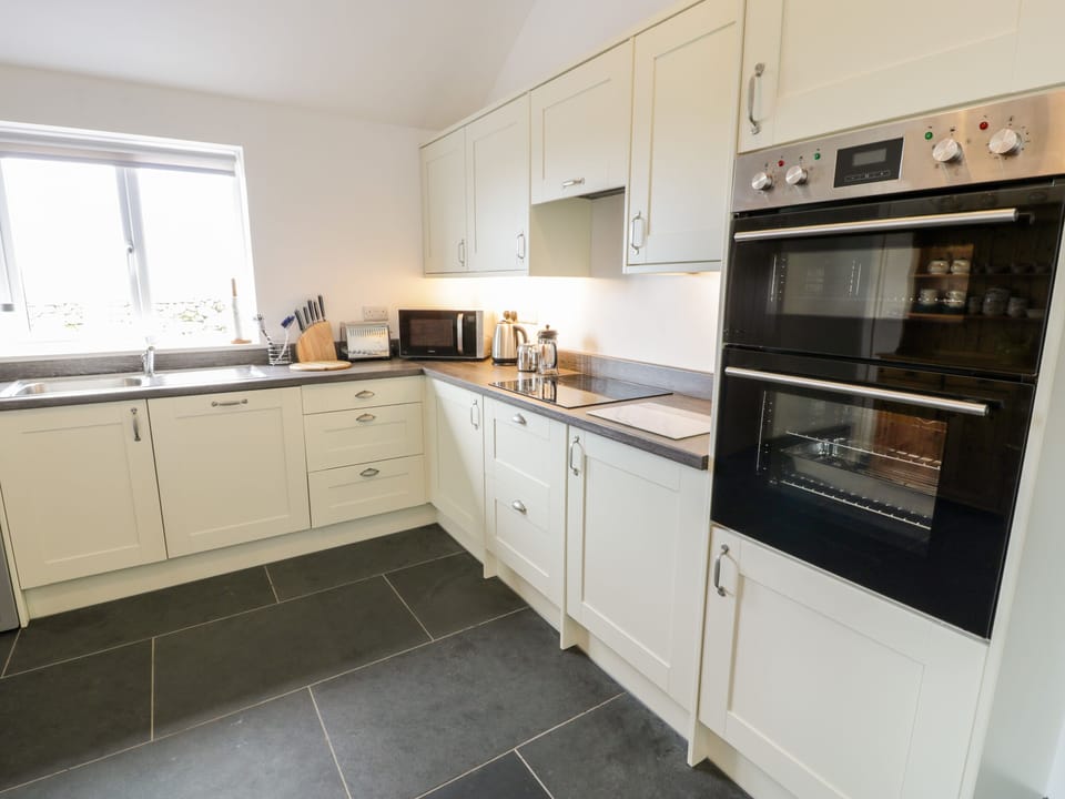Cottage | Private kitchen | Dishwasher, cookware/dishes/utensils