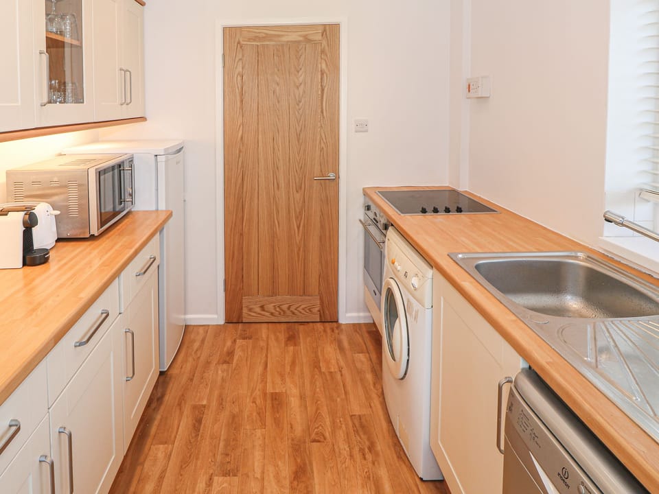 Cottage | Private kitchen | Fridge, microwave, stovetop, dishwasher