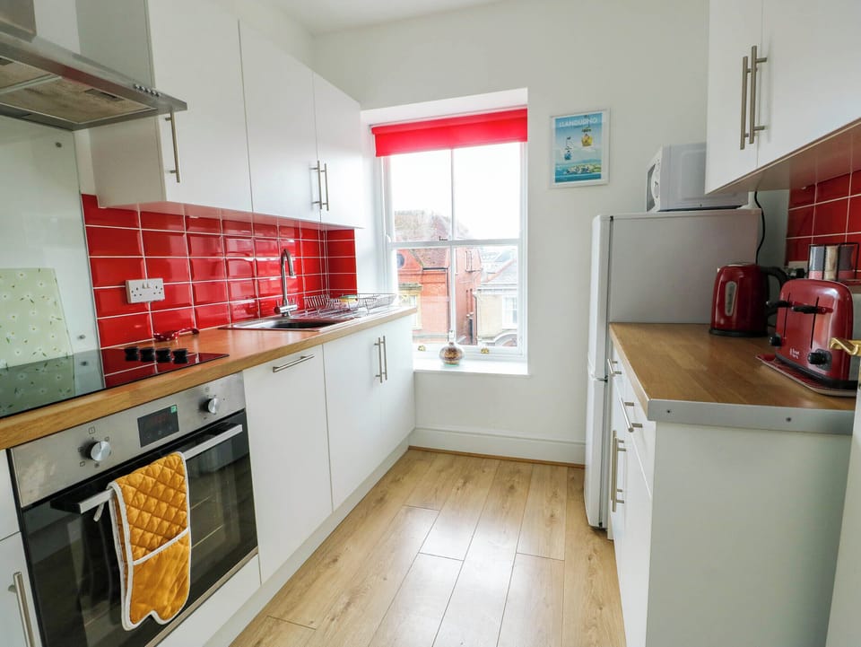 Cottage | Private kitchen | Microwave, stovetop, dishwasher, cookware/dishes/utensils