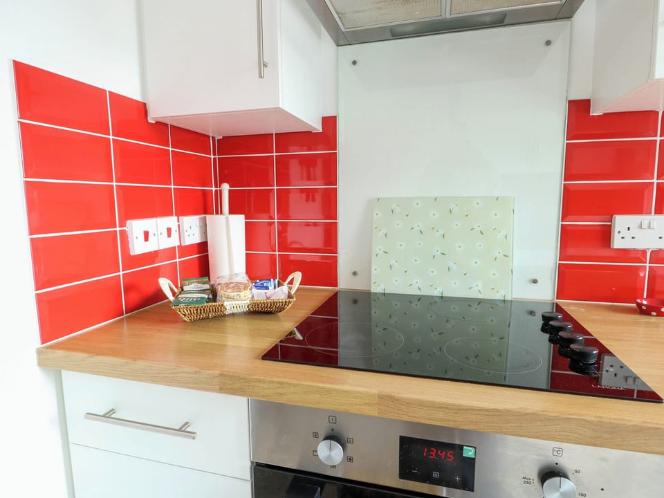 Cottage | Private kitchen | Microwave, stovetop, dishwasher, cookware/dishes/utensils