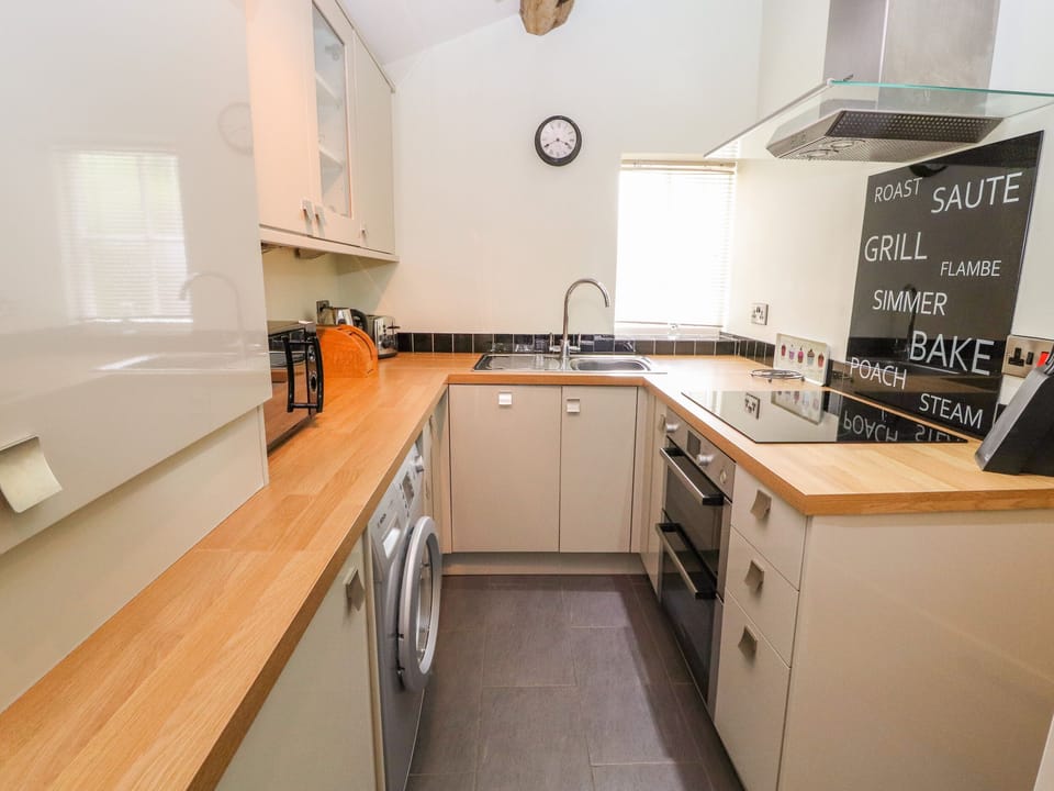 Cottage | Private kitchen | Dishwasher, cookware/dishes/utensils