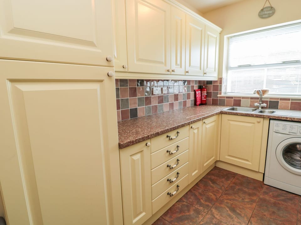 Cottage | Private kitchen | Dishwasher, cookware/dishes/utensils