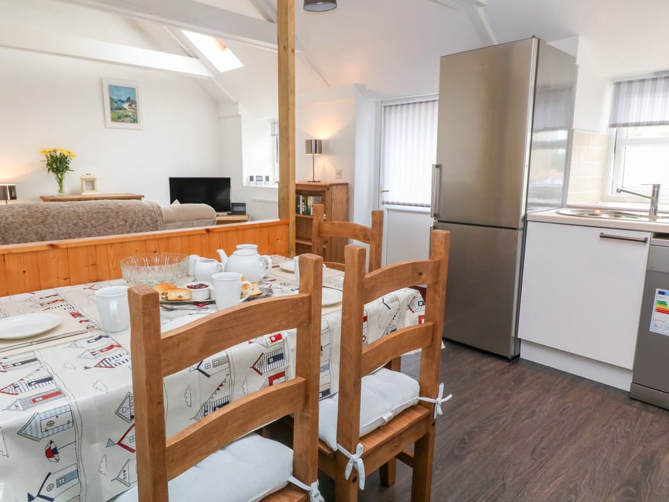 Cottage | Private kitchen | Dishwasher, electric kettle, toaster, cookware/dishes/utensils