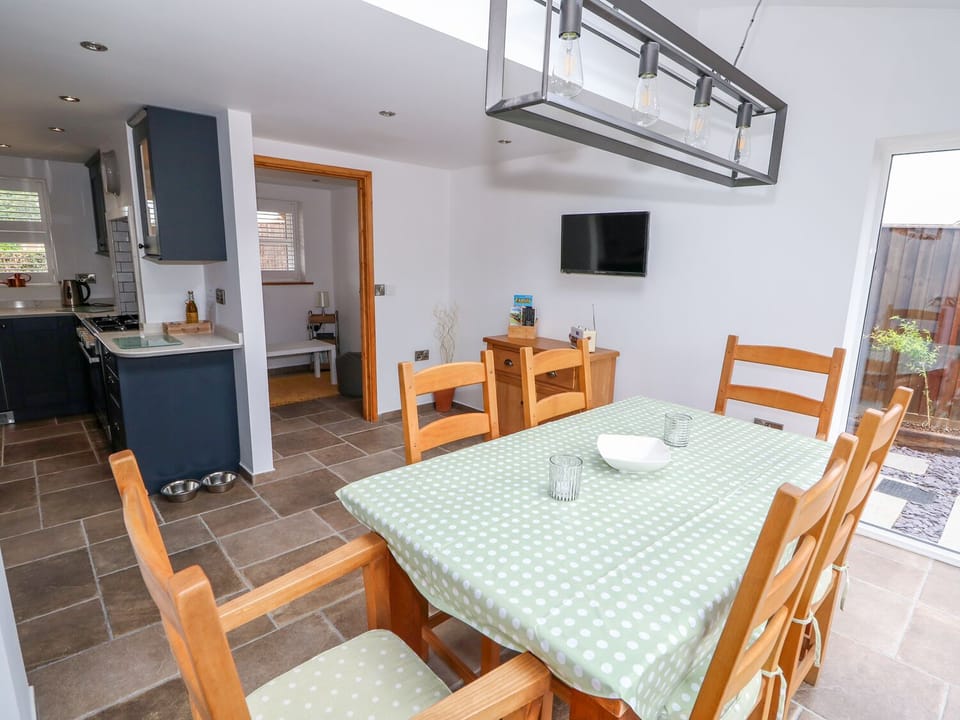 Cottage | Private kitchen | Fridge, microwave, dishwasher, highchair