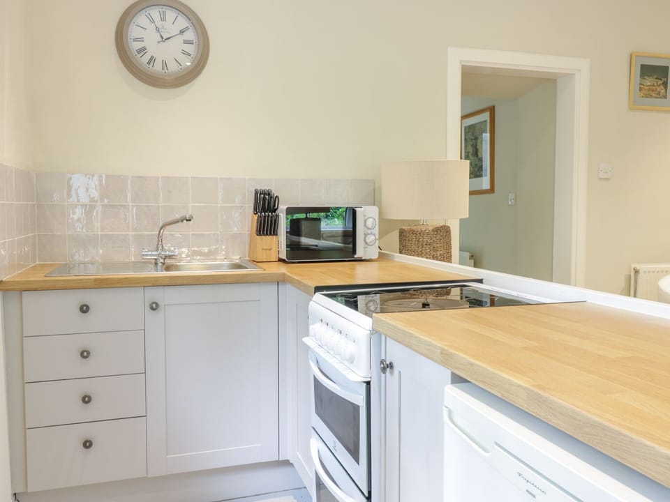 Cottage | Private kitchen | Fridge, microwave, stovetop, cookware/dishes/utensils