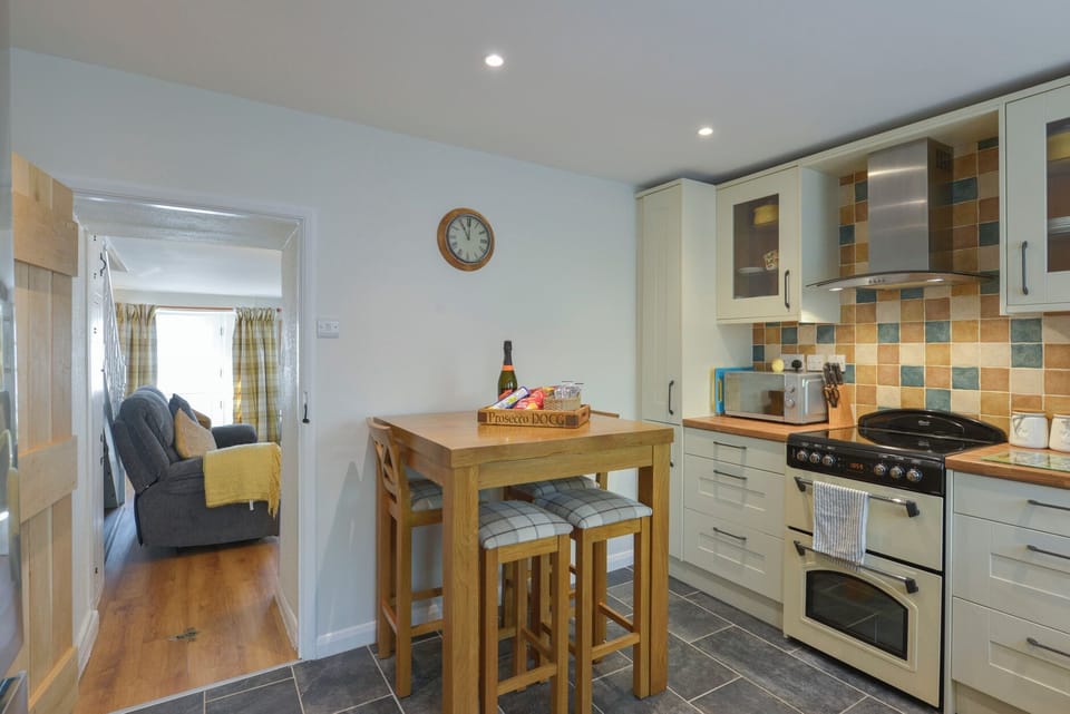 Cottage | Private kitchen | Microwave, dishwasher, electric kettle, toaster