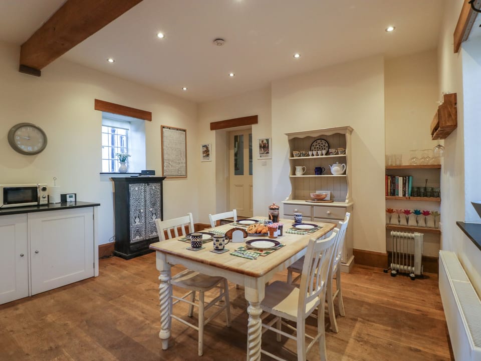Cottage | Private kitchen | Dishwasher, cookware/dishes/utensils