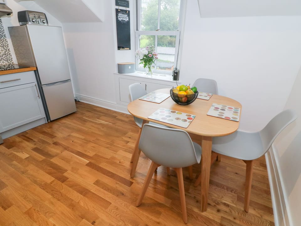 Cottage | Dining