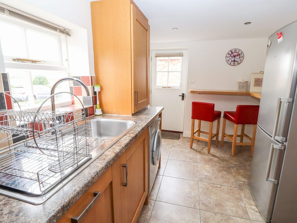 Cottage | Private kitchen | Dishwasher, electric kettle, toaster, cookware/dishes/utensils