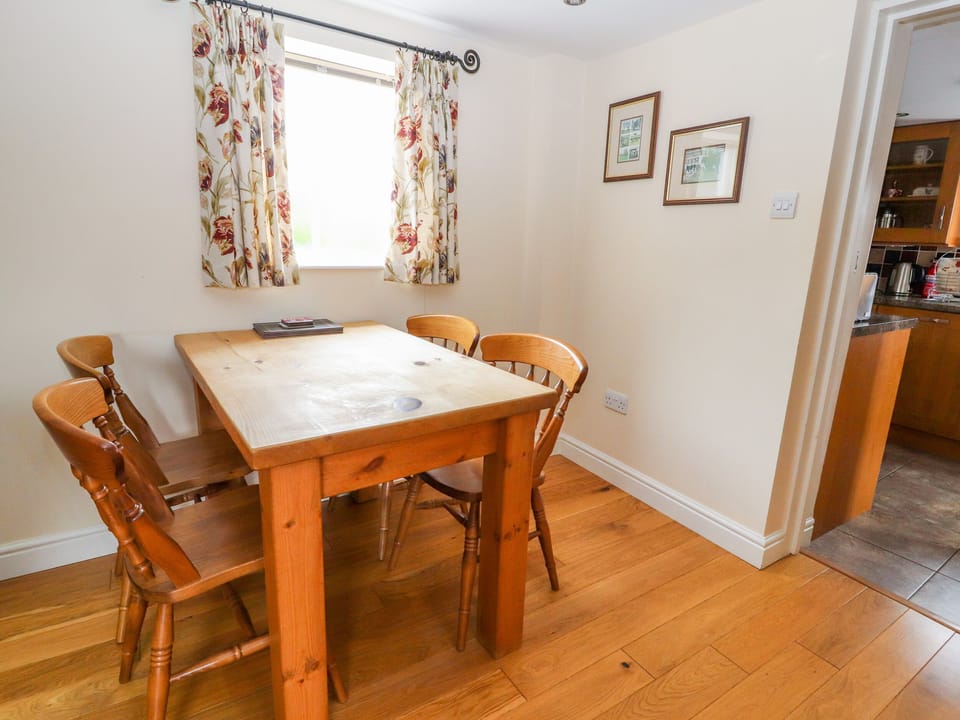 Cottage | Dining