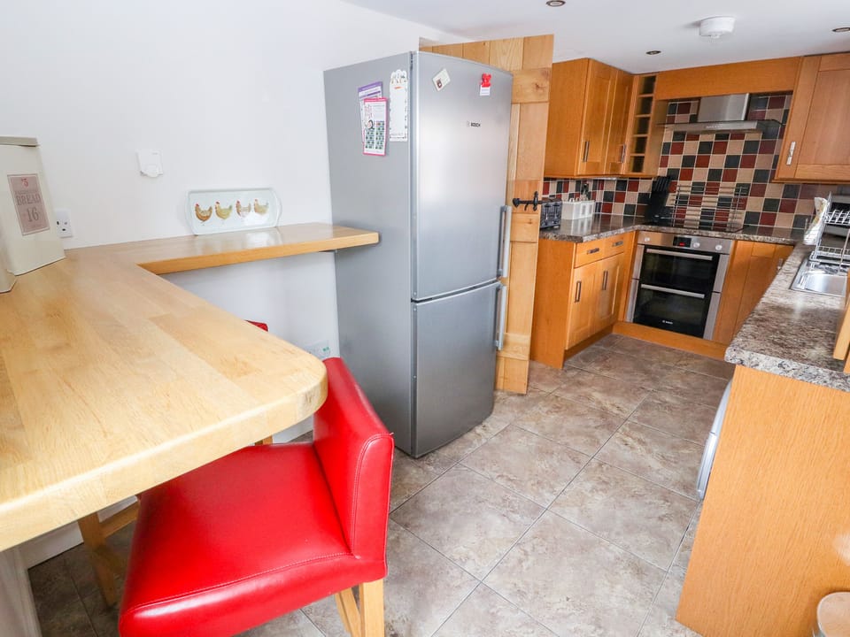 Cottage | Private kitchen | Dishwasher, electric kettle, toaster, cookware/dishes/utensils
