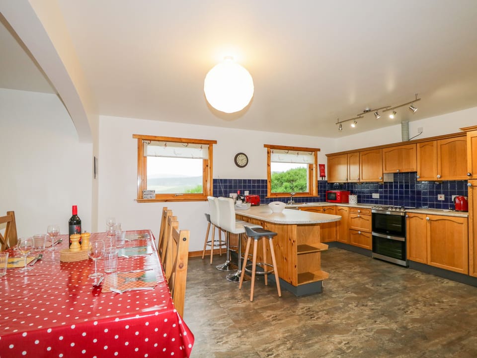Cottage | Private kitchen | Fridge, stovetop, dishwasher, cookware/dishes/utensils