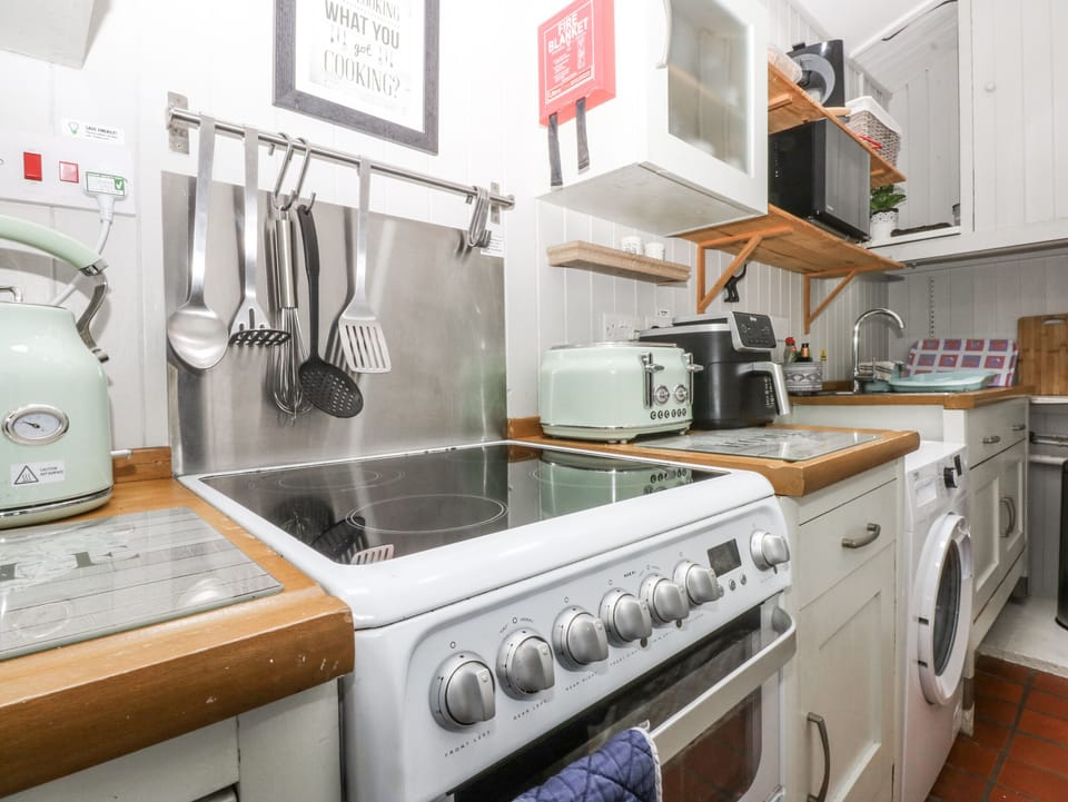 Cottage | Private kitchen | Electric kettle, toaster, highchair, cookware/dishes/utensils