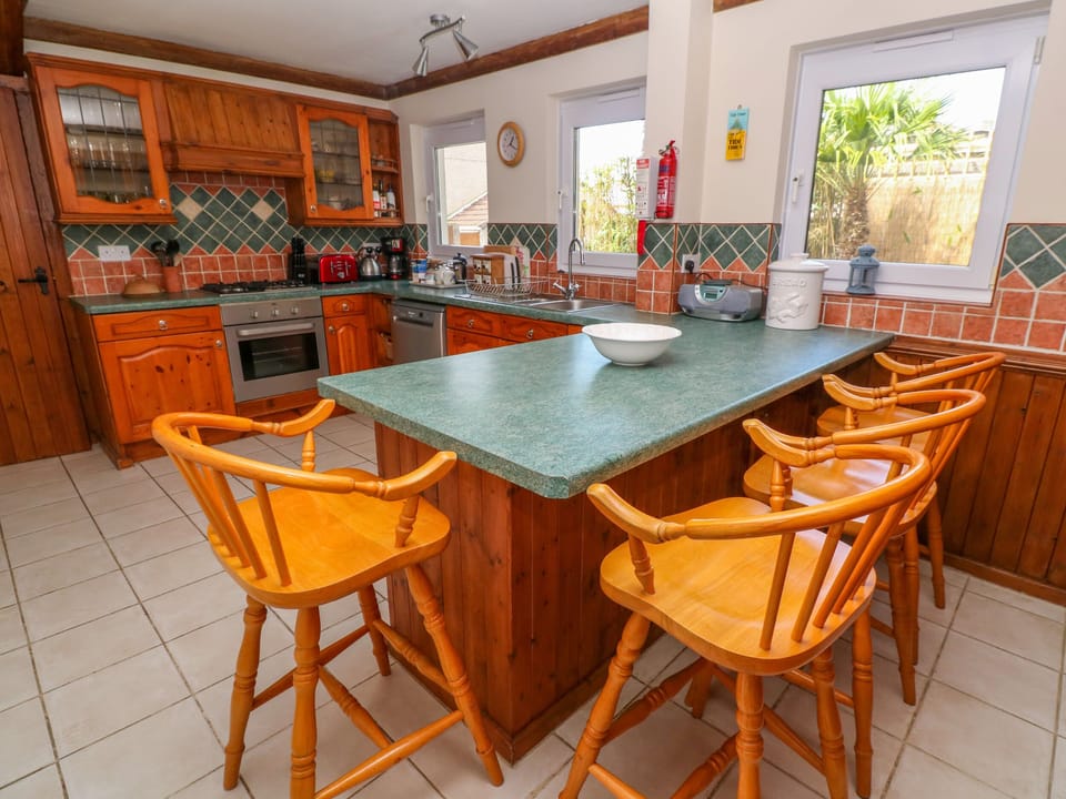 Cottage | Private kitchen | Stovetop, dishwasher, electric kettle, toaster