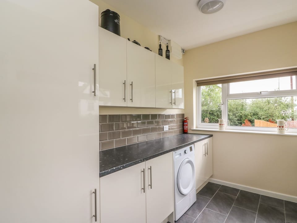 Cottage | Private kitchen | Fridge, microwave, cookware/dishes/utensils