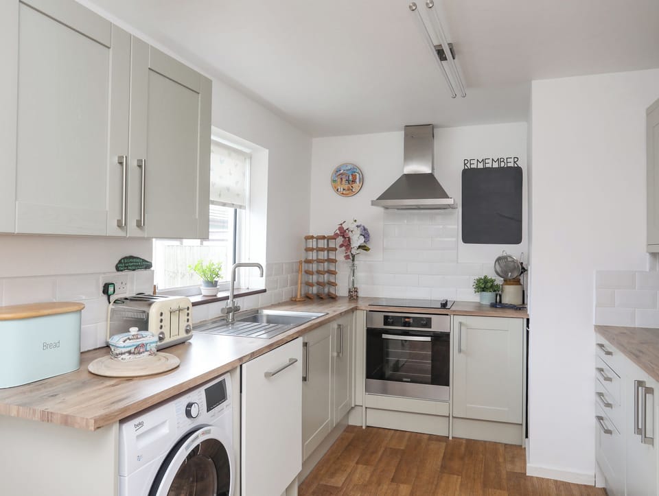 Cottage | Private kitchen | Microwave, dishwasher, highchair, cookware/dishes/utensils