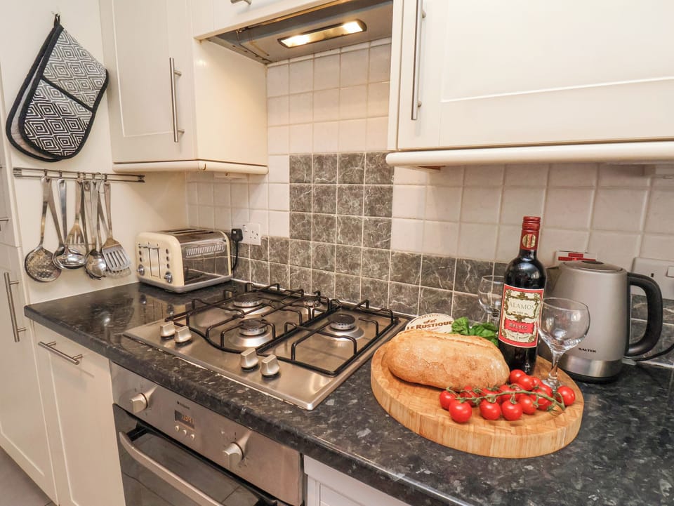 Cottage | Private kitchen | Microwave, dishwasher, highchair, cookware/dishes/utensils