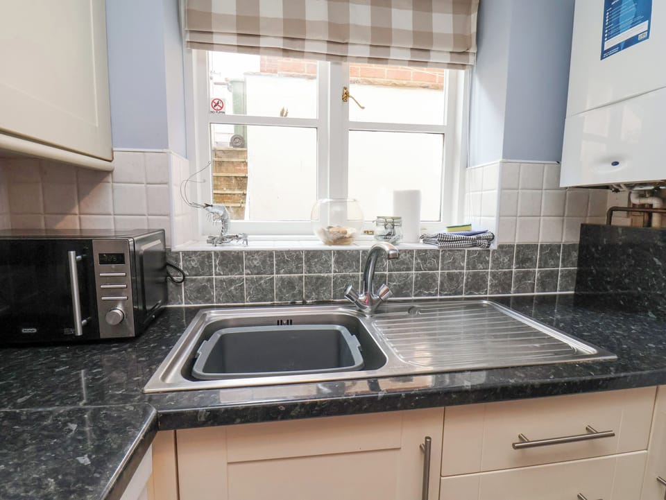 Cottage | Private kitchen | Microwave, dishwasher, highchair, cookware/dishes/utensils