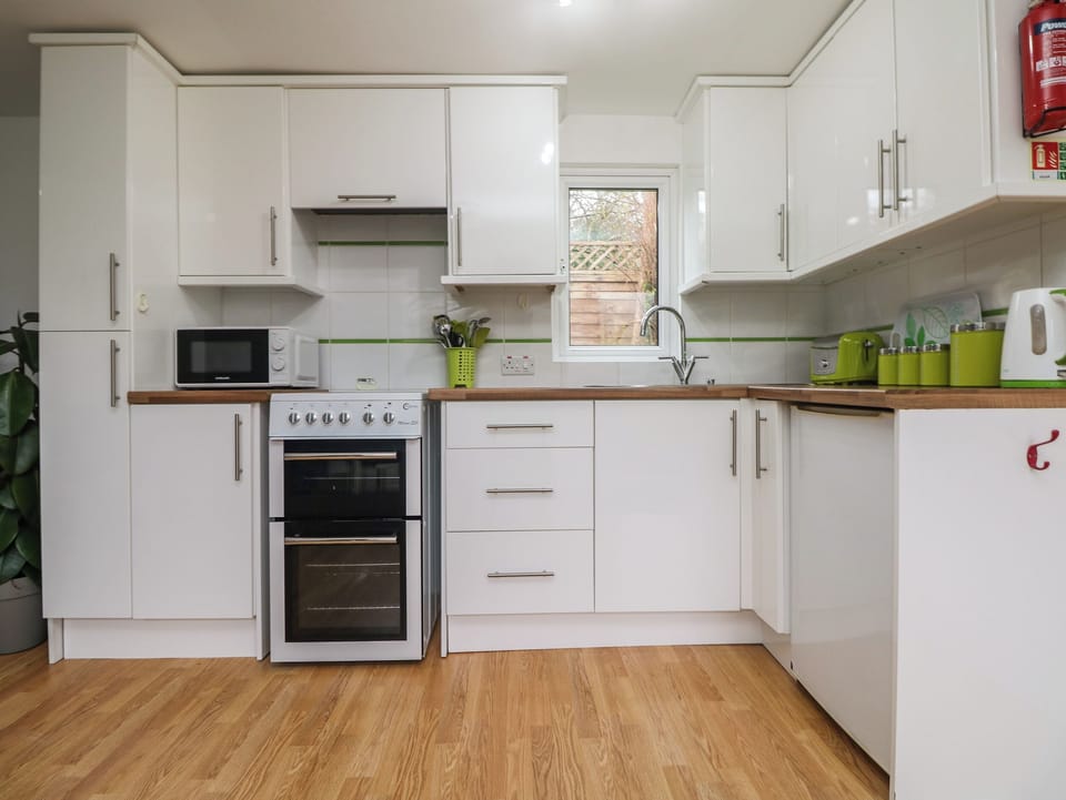 Cottage | Private kitchen | Fridge, microwave, cookware/dishes/utensils