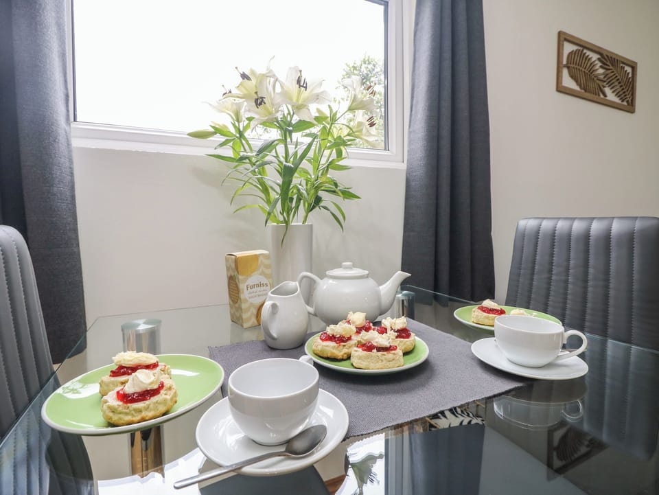 Cottage | Dining