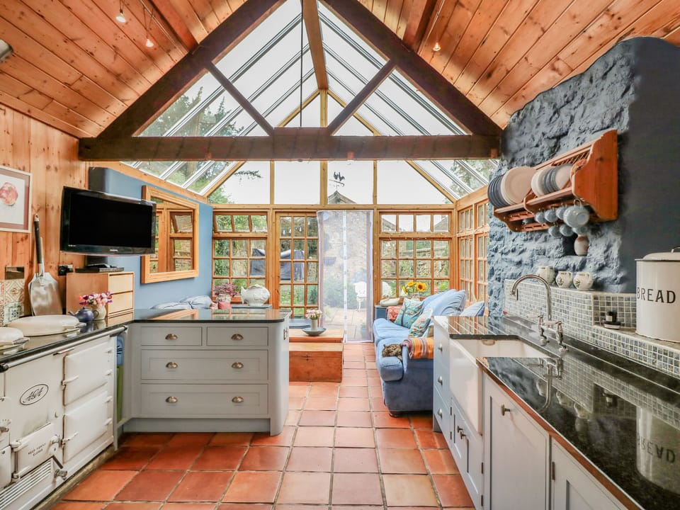 Cottage | Private kitchen | Fridge, microwave, dishwasher, toaster