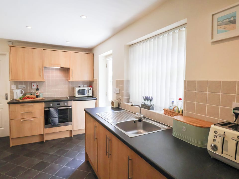 Cottage | Private kitchen | Fridge, microwave, highchair, cookware/dishes/utensils